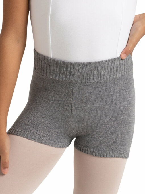 Strikket danseshorts fra Capezio i grått, med bred vrangbord i livet og tettsittende passform."
