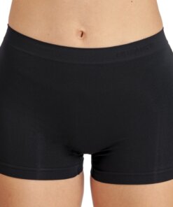 Sømløs svart shorts i mikrofiber og tactel, vist i nærbilde for å vise stoffets struktur og passform