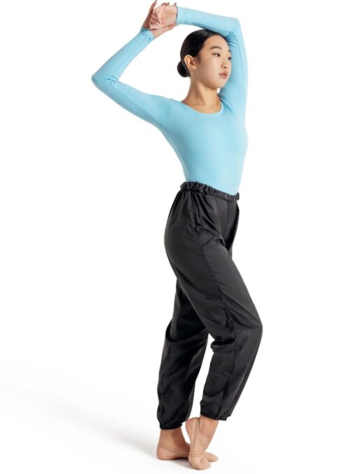 Bilde av Capezio Trash Pants, lette ripstop-bukser i svart med elastisk passform, perfekt for dans og oppvarming.
